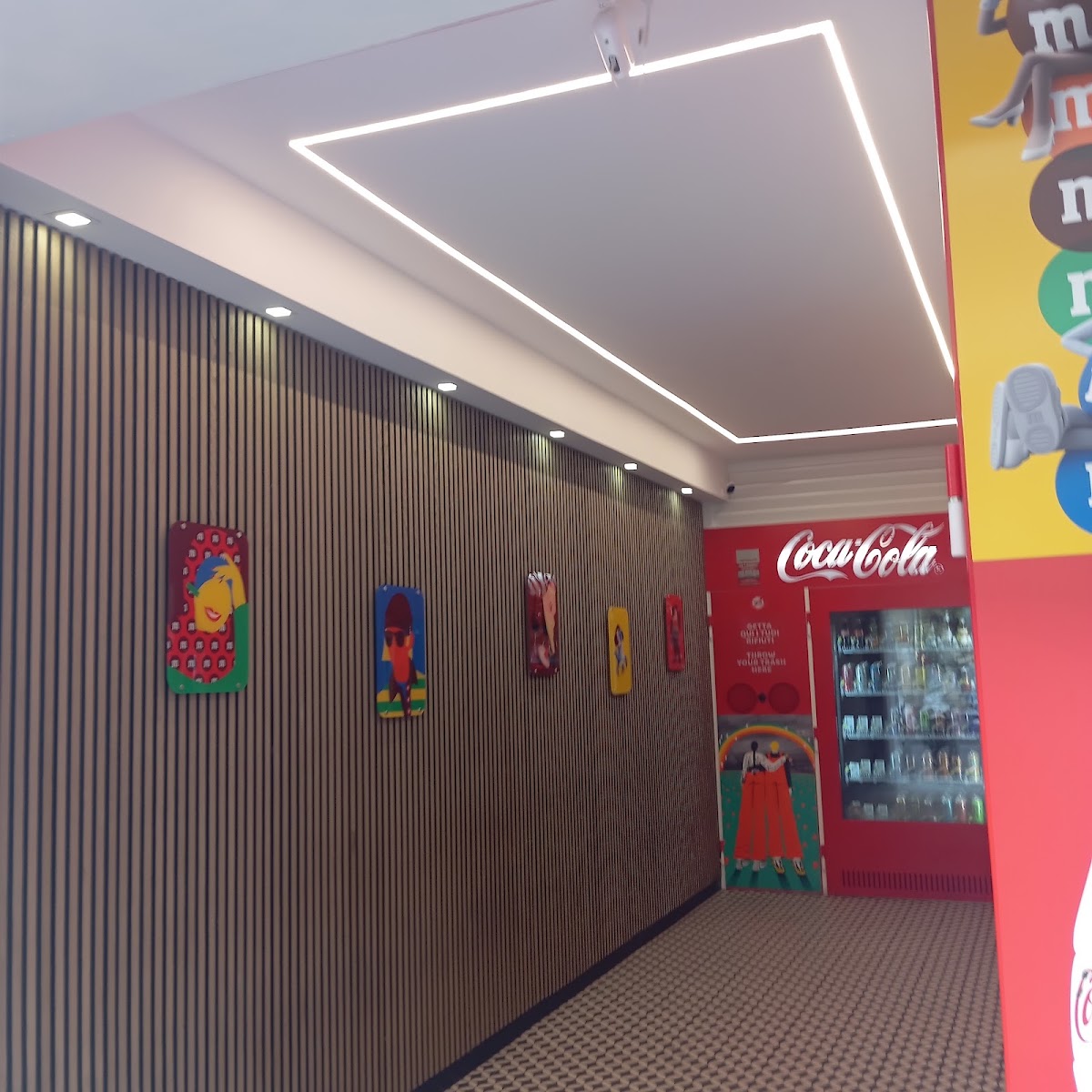 RedBull Store H24 - via Scarlatti