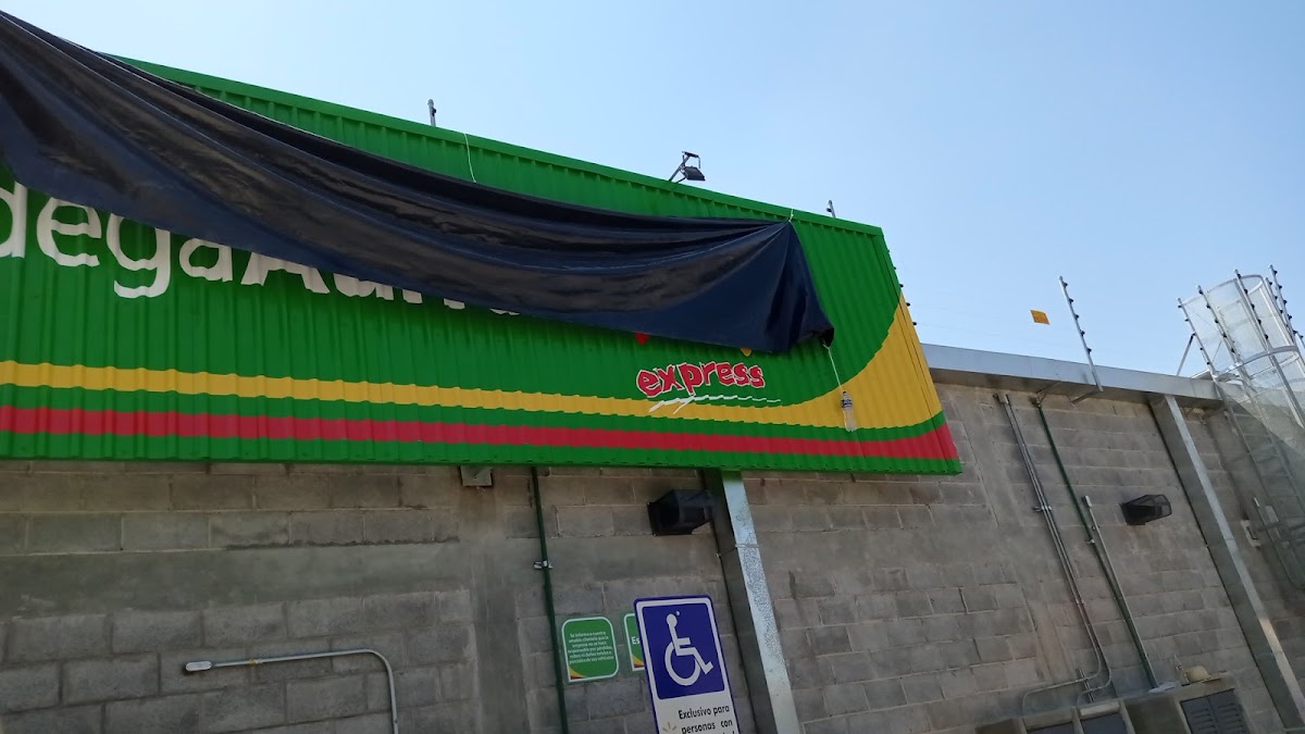 Bodega Aurrera Express, Punta Verde