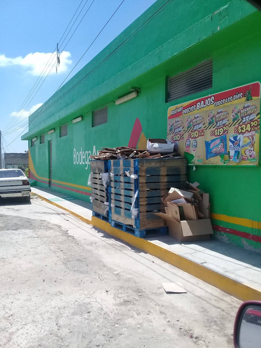 Bodega Aurrera Express, Alberto Mora